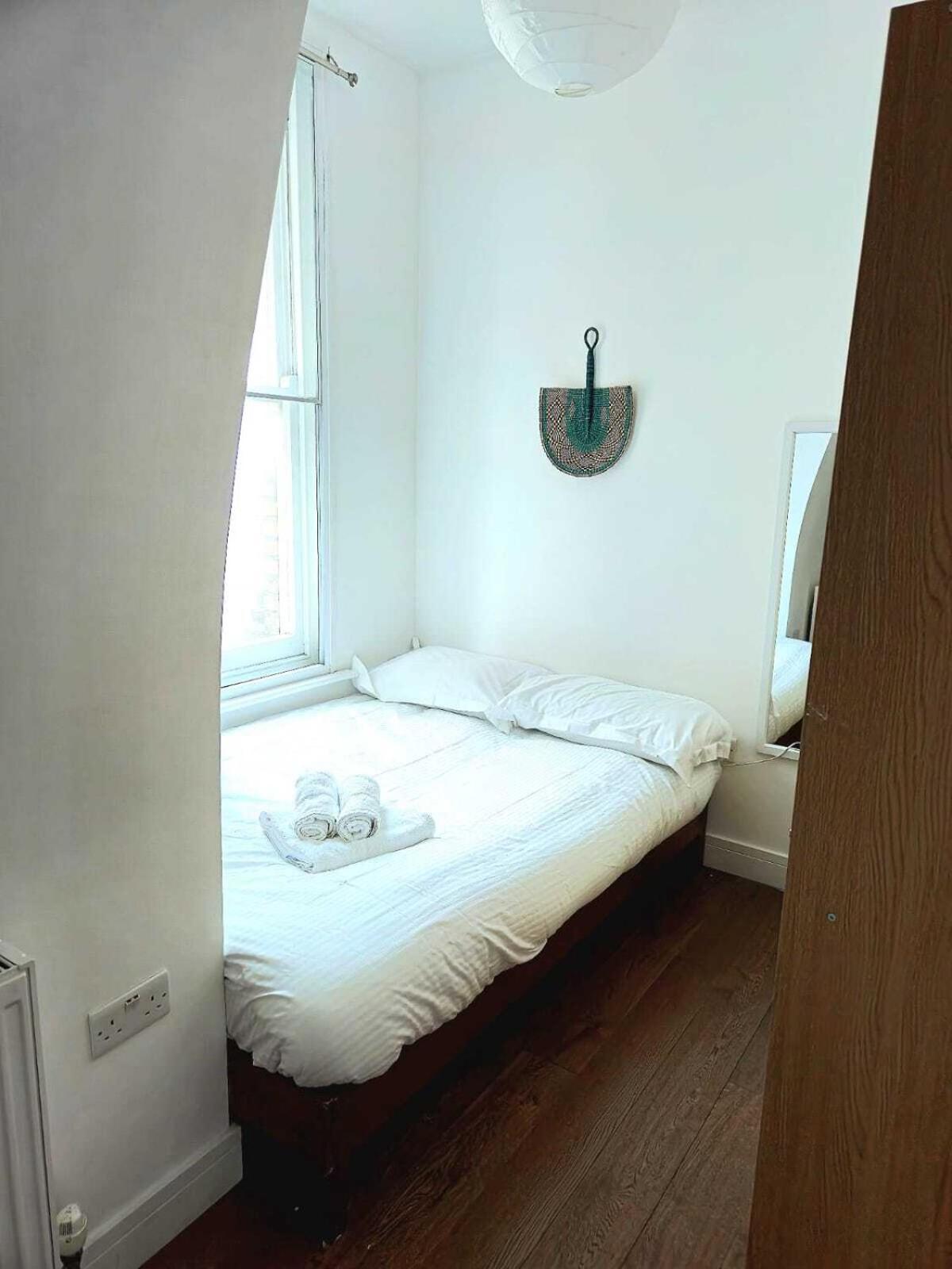 Huge 3 Bedroom Flat @ Brixton St