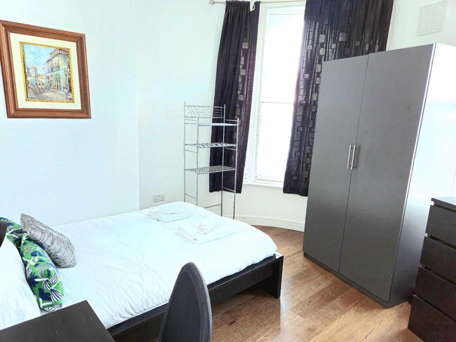 Huge 3 Bedroom Flat @ Brixton St London