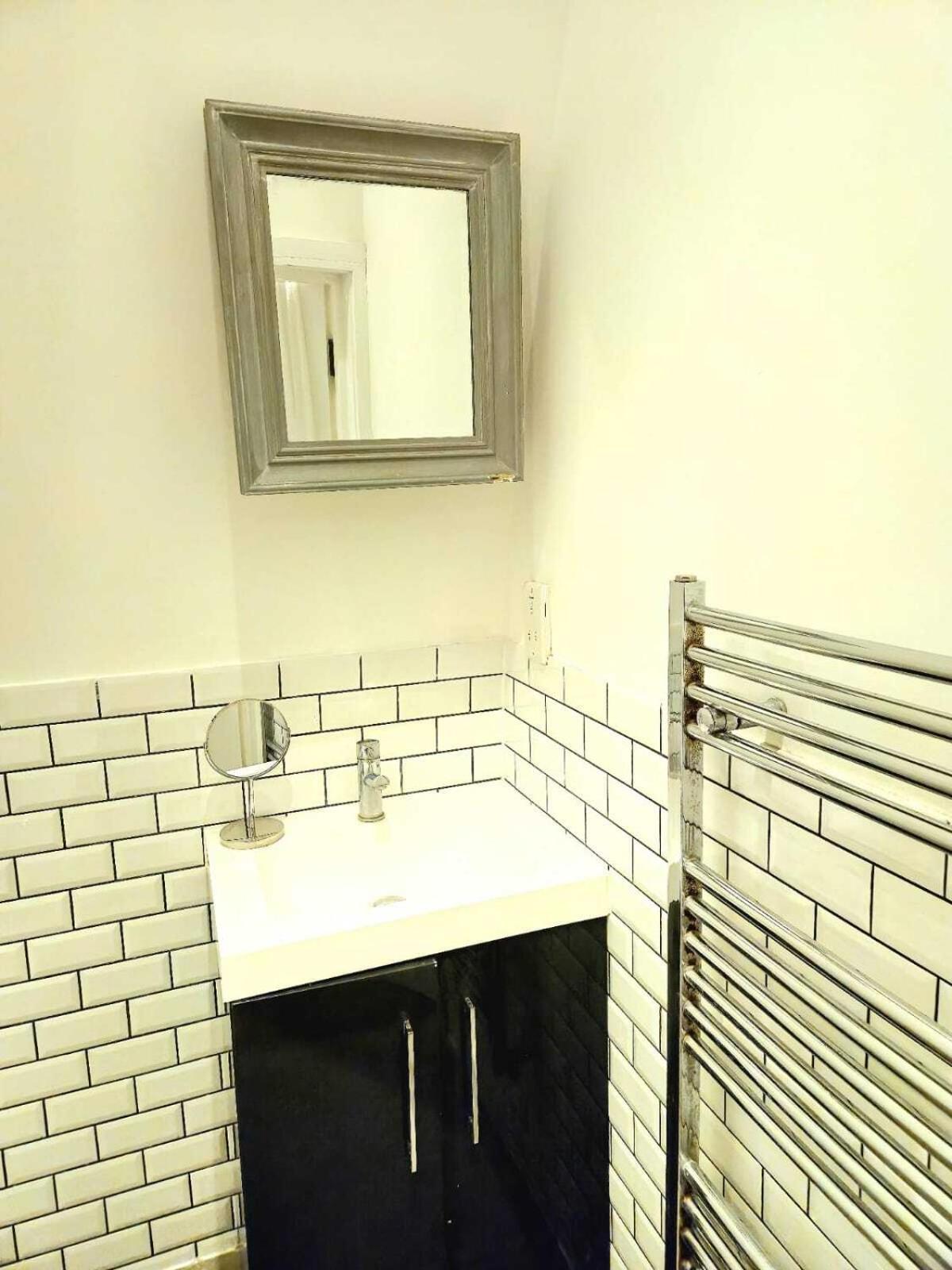 Huge 3 Bedroom Flat @ Brixton St Apartment