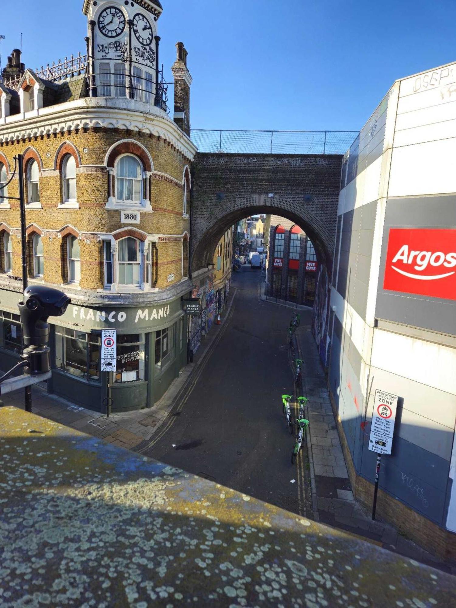 Huge 3 Bedroom Flat @ Brixton St Apartment